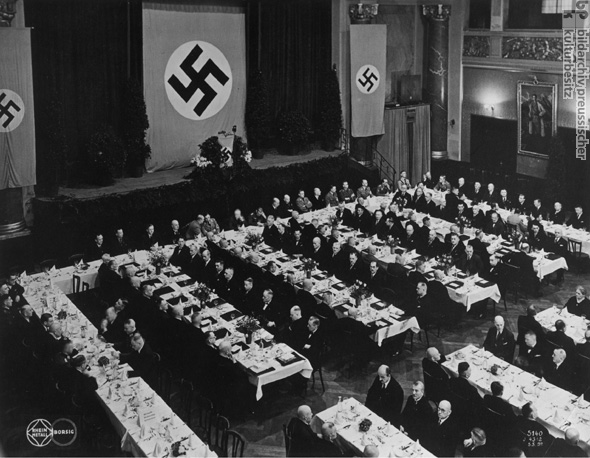 Betriebsfeier bei Rheinmetall-Borsig mit Hakenkreuzflaggen (1937)